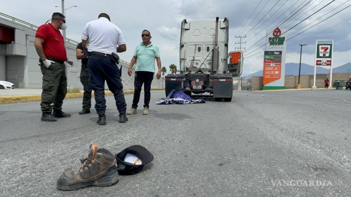 $!Bomberos de la colonia Morelos trabajaron para liberar la pierna del hombre, que había quedado atrapada en las llantas.