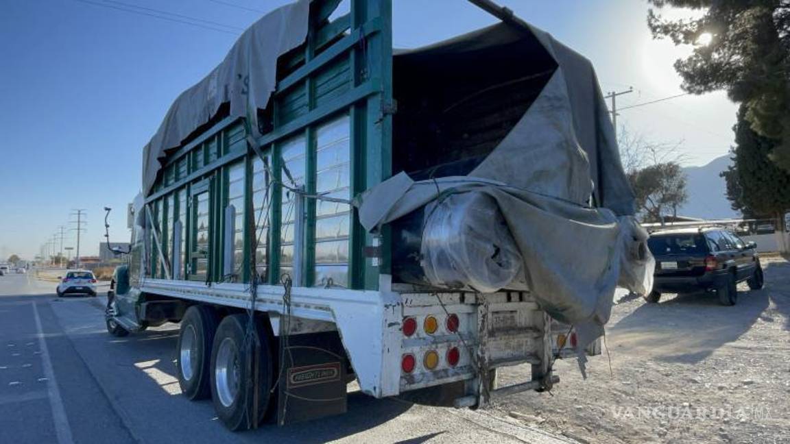$!El camión de carga transportaba rollos de caucho, los cuales sobresalían de la caja debido a que las compuertas traseras estaban abiertas.