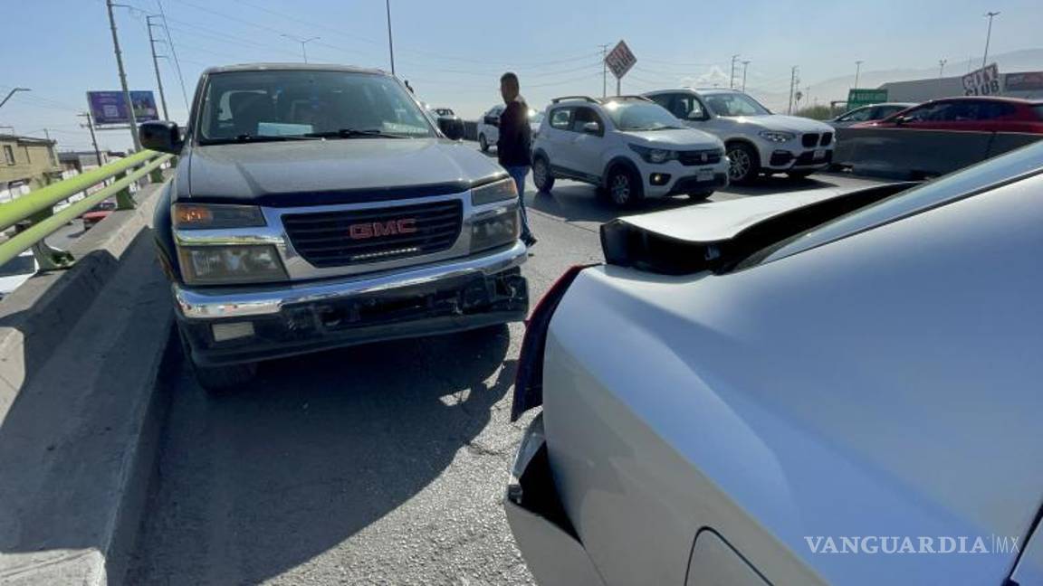 $!Dado que no hubo personas lesionadas, se procedió a mover los autos y colocarlos fuera de la vialidad mientras se contactaba a las aseguradoras.