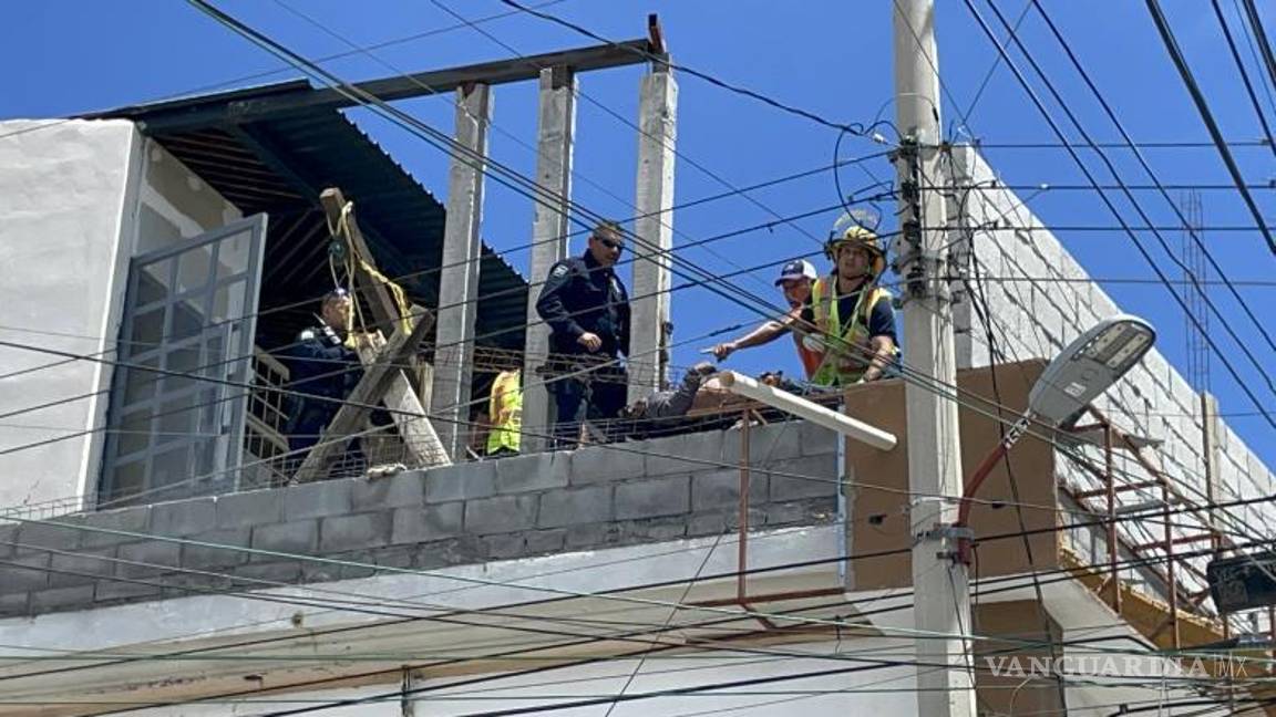 $!Bomberos y paramédicos de la Cruz Roja subieron al techo para auxiliar al trabajador herido.