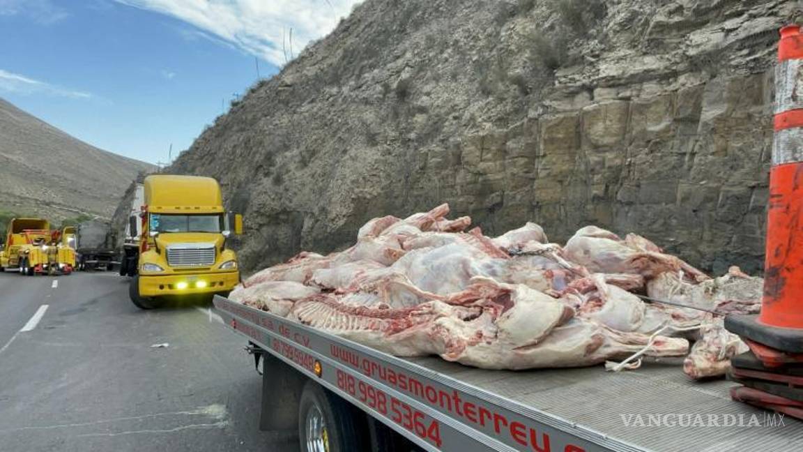 $!Las grúas solicitadas trabajaron en la remoción de los restos del tráiler y la carga, para restablecer la circulación en la carretera 57.
