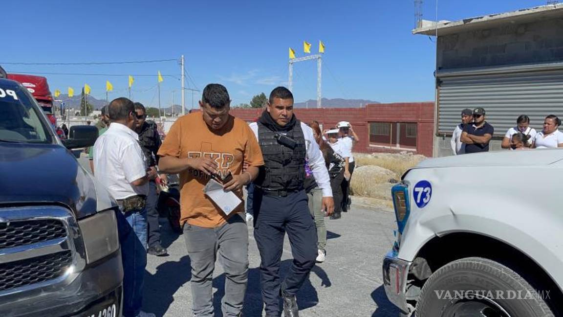 $!El impacto se dio con la parte delantera de la motocicleta, la cual se proyectó contra la parte lateral delantera del camión Ford Súper Duty.