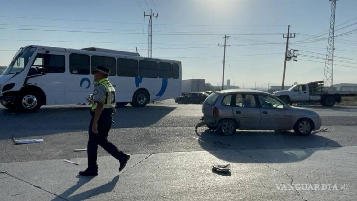 $!Personal de emergencias acudió al sitio del accidente en Vito Alessio Robles y Huizache, donde una mujer perdió la vida tras el choque.