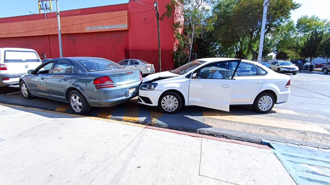 Saltillo: por querer ganarle al semáforo, conductor impacta a vehículo en pleno V. Carranza