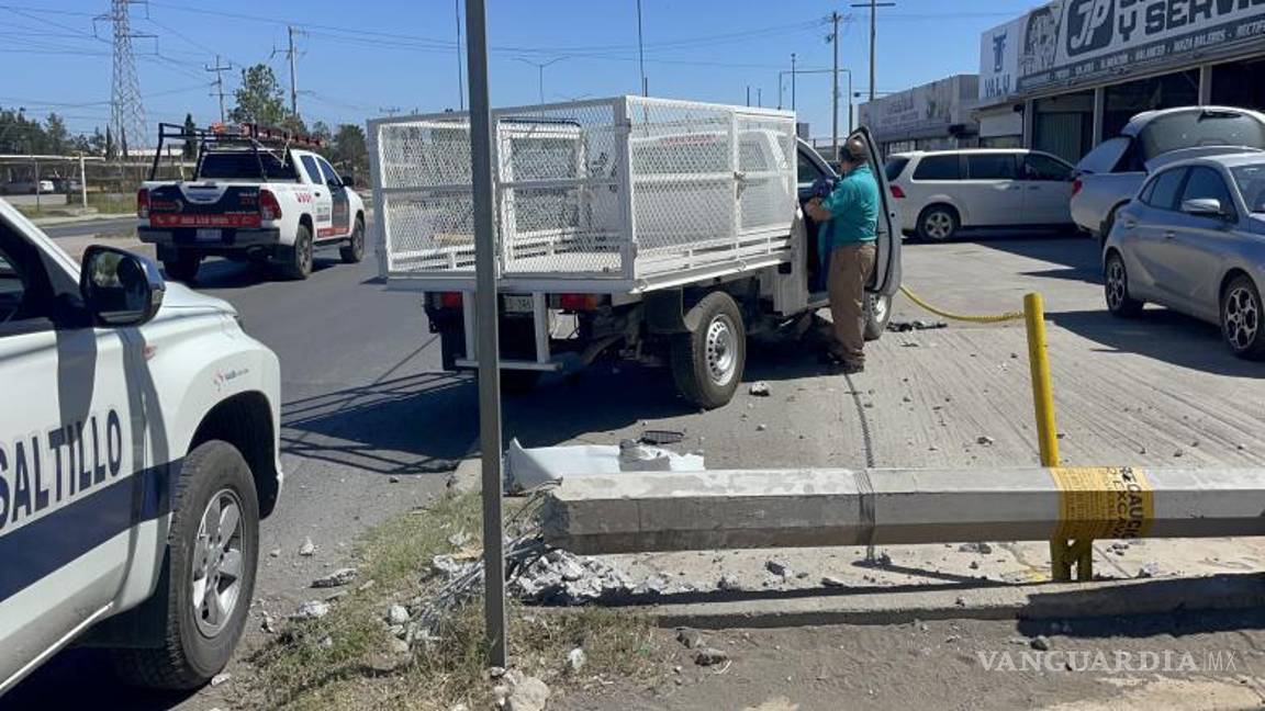 $!El vehículo se detuvo contra unos postes de seguridad de un comercio después de derribar un poste de la Comisión Federal de Electricidad.