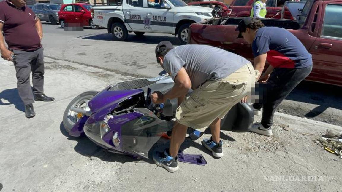 $!Dos motocicletas estacionadas fueron arrolladas durante el accidente.