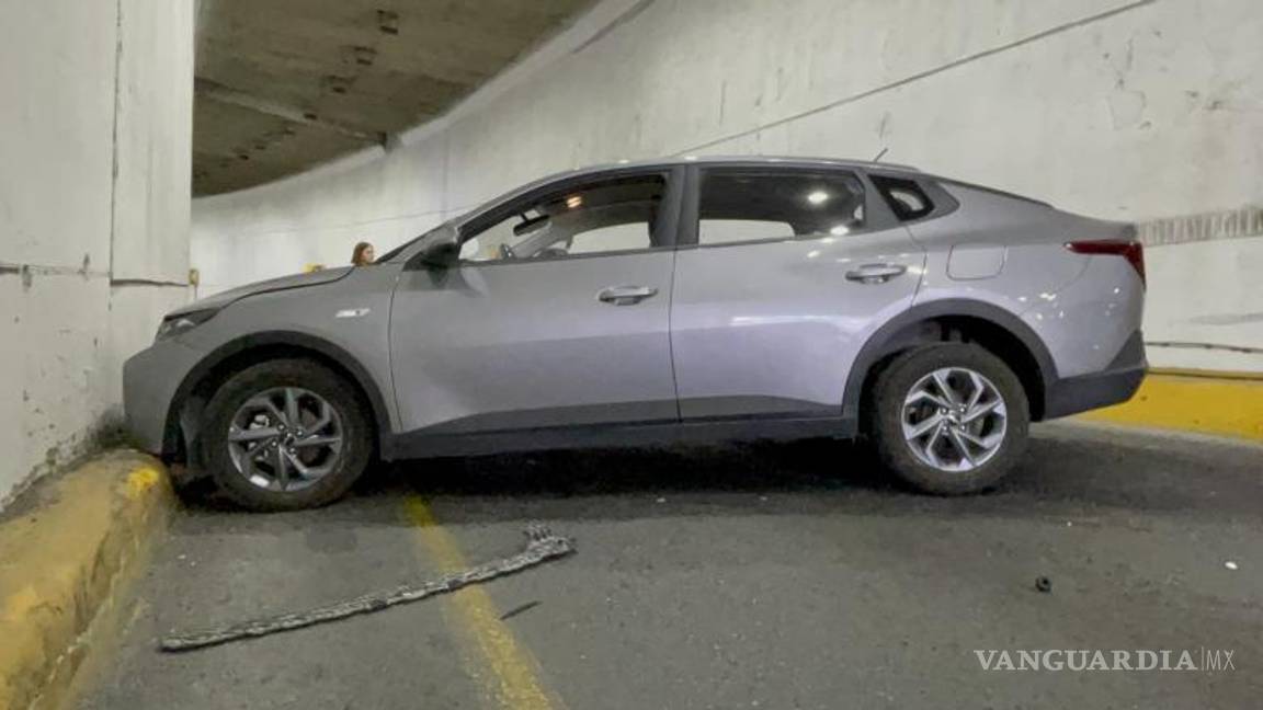 $!Agentes de Tránsito acudieron al sitio para retirar el automóvil y liberar la circulación.