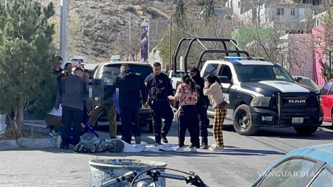 $!La familia de Jesús se mostró reacia a separarse del cuerpo del hombre de 66 años, mientras se realizaban las diligencias pertinentes por parte de las autoridades.