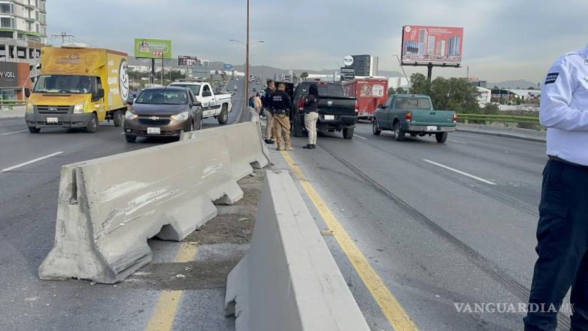 $!La unidad de la Policía Civil de Coahuila evitó colisionar con los vehículos afectados, pero pierdió el control, impactando las barreras de contención.