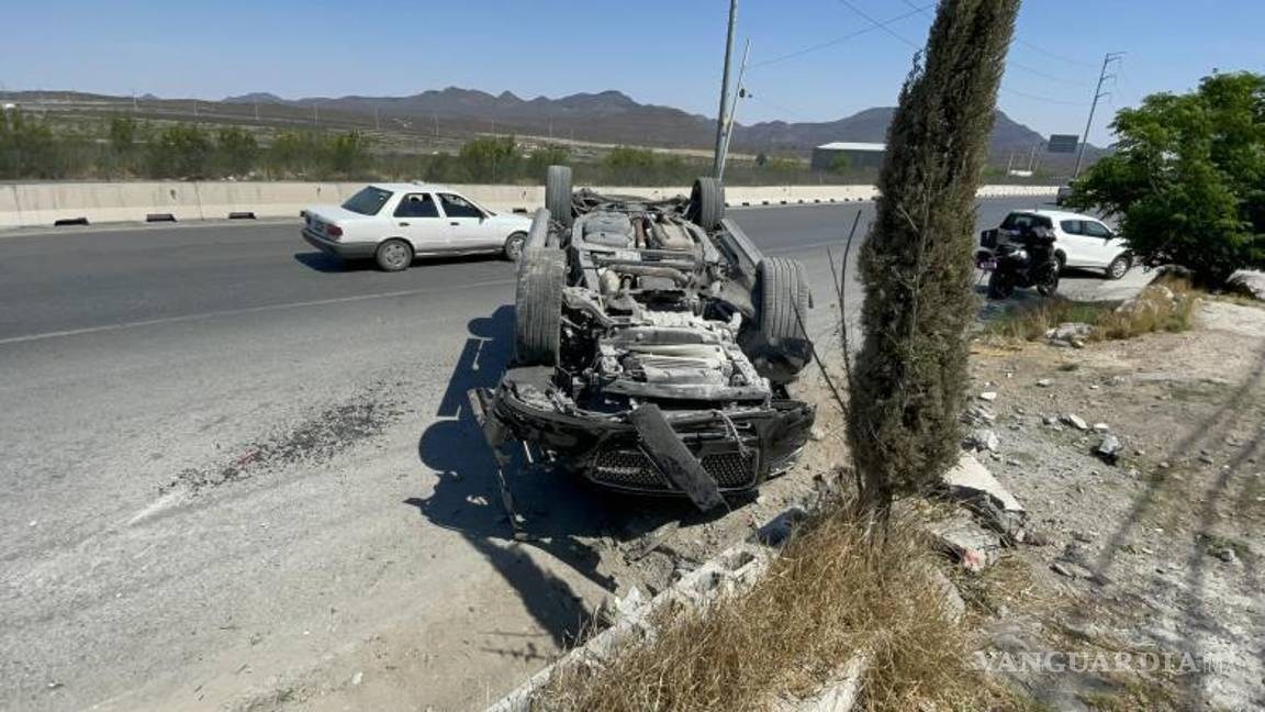 $!La camioneta Lincoln Navigator terminó volcada fuera de la cinta asfáltica tras impactar contra un muro de contención y un talud de protección de una vivienda.