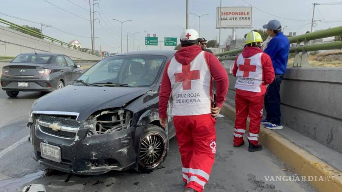 $!Socorristas de la Cruz Roja valoraron a madre e hija; afortunadamente no resintieron golpes de consideración.