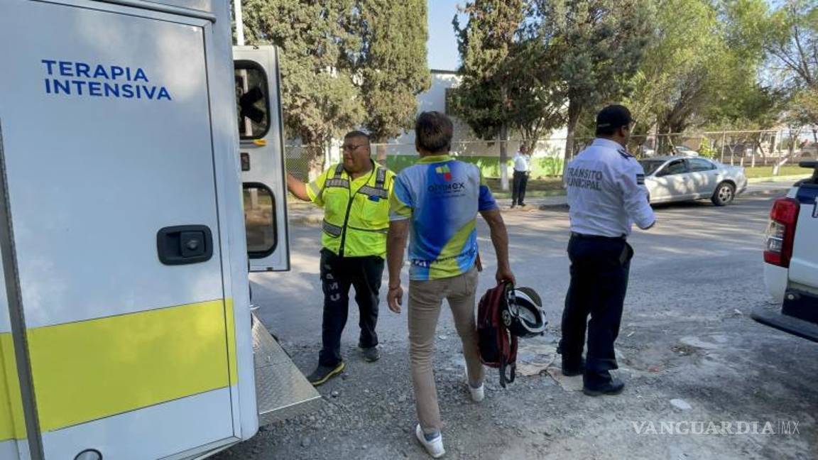 $!El personal de la Secretaría de Salud brindó primeros auxilios en el lugar del accidente; sin embargo, el motociclista decidió no ser trasladado a ningún hospital a pesar de las lesiones sufridas.