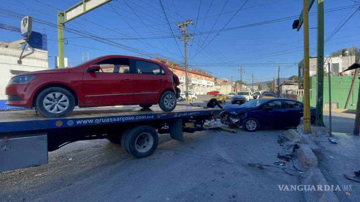 $!Ambos vehículos fueron remolcados a un corralón mientras el Ministerio Público investiga el incidente.
