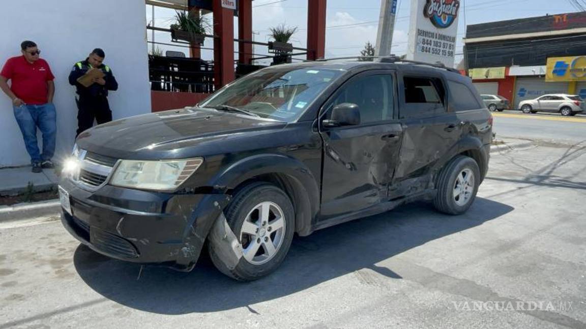 $!La conductora de la camioneta Journey no respetó el alto obligatorio.