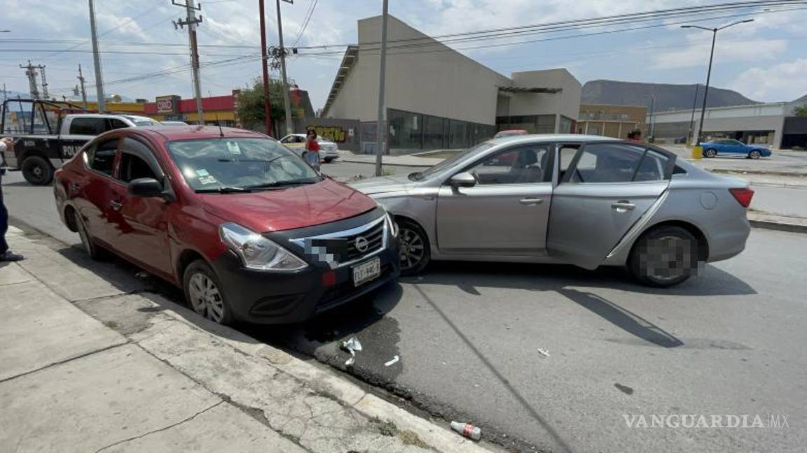 $!Un vehículo V-Drive quedó dañado tras el impacto causado por un conductor de tercera edad en la colonia Satélite Norte.