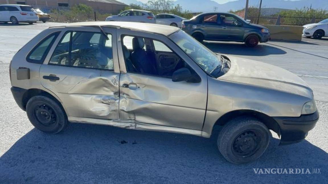 $!Personal de la Policía Municipal solicitó una grúa para remolcar ambos vehículos al corralón tras el accidente.