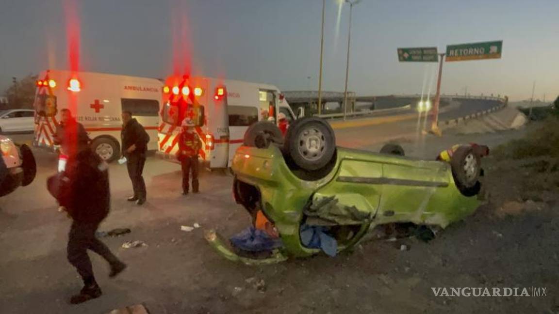 $!Oficiales acordonan el área después de retirar las ambulancias con los lesionados, en espera de la llegada de las autoridades ministeriales.