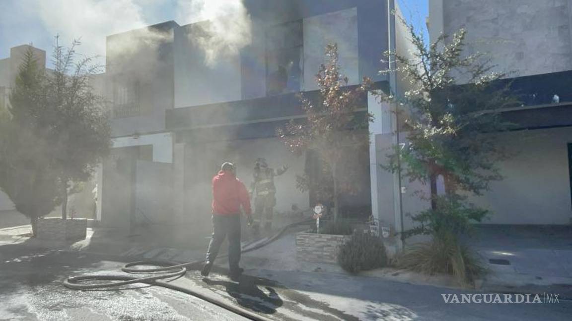 $!El siniestro alertó a los vecinos por el humo visible desde el segundo piso.
