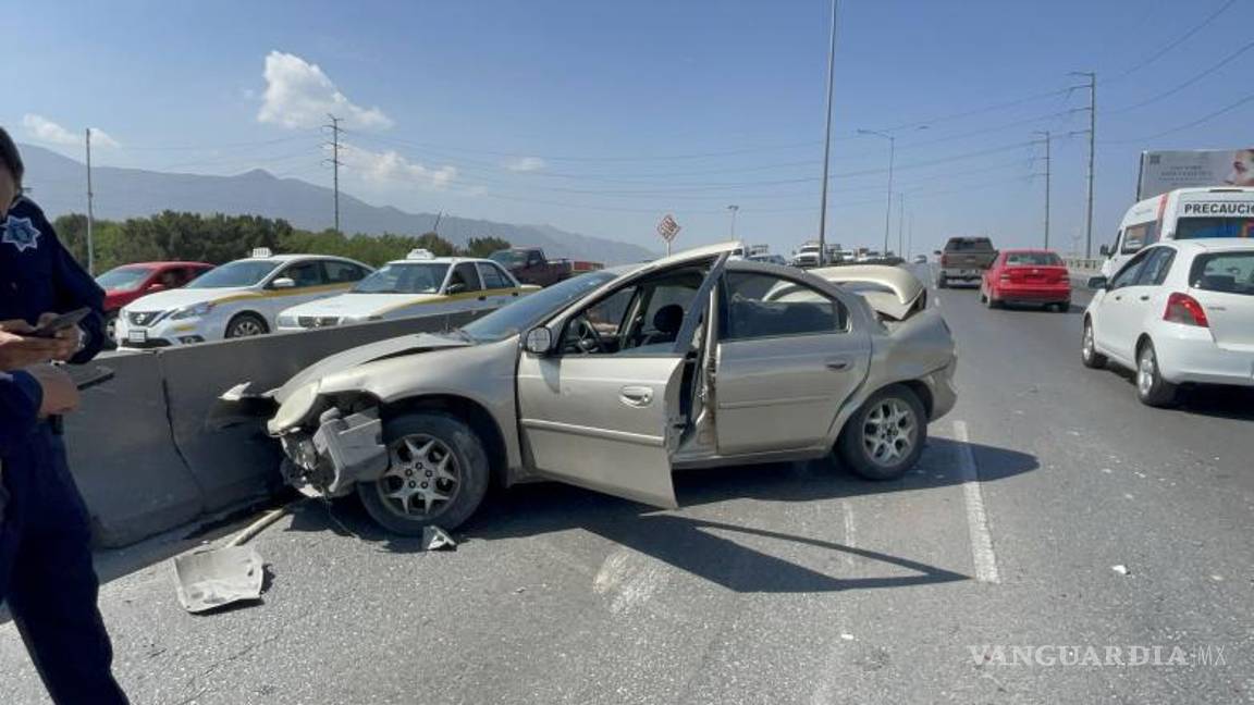 $!El choque ocurrió en la subida al puente Dos de Abril, lo que generó caos vial.