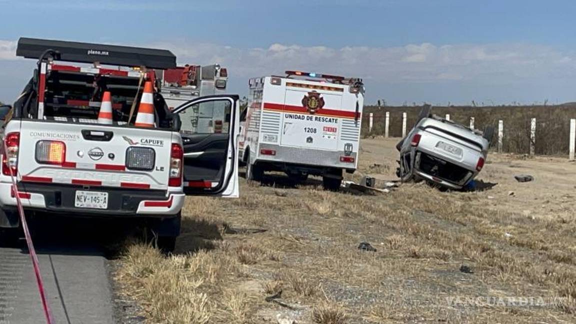$!Equipos de emergencia acudieron al kilómetro 23 para atender a los ocupantes del vehículo.