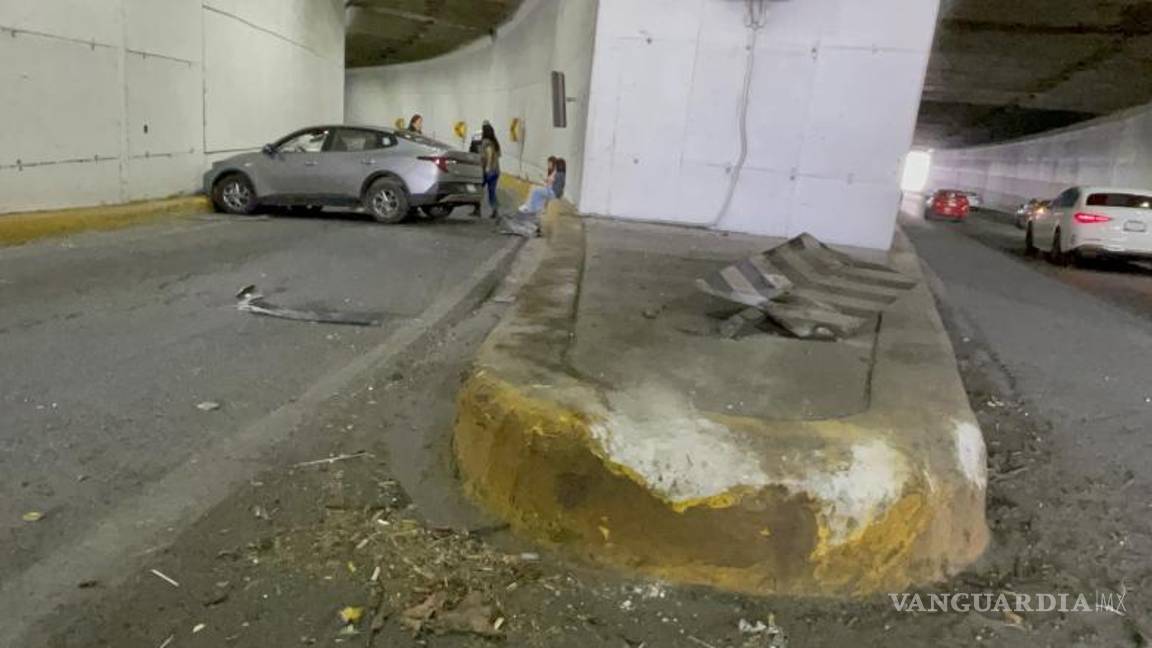 $!El auto sufrió daños visibles tras el impacto contra la cuchilla divisoria y la pared.