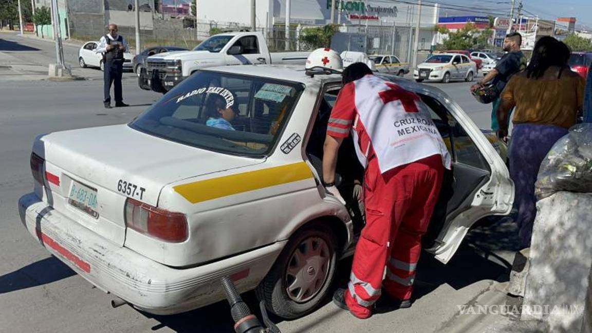 $!Paramédicos valoraron a la tripulante del taxi.