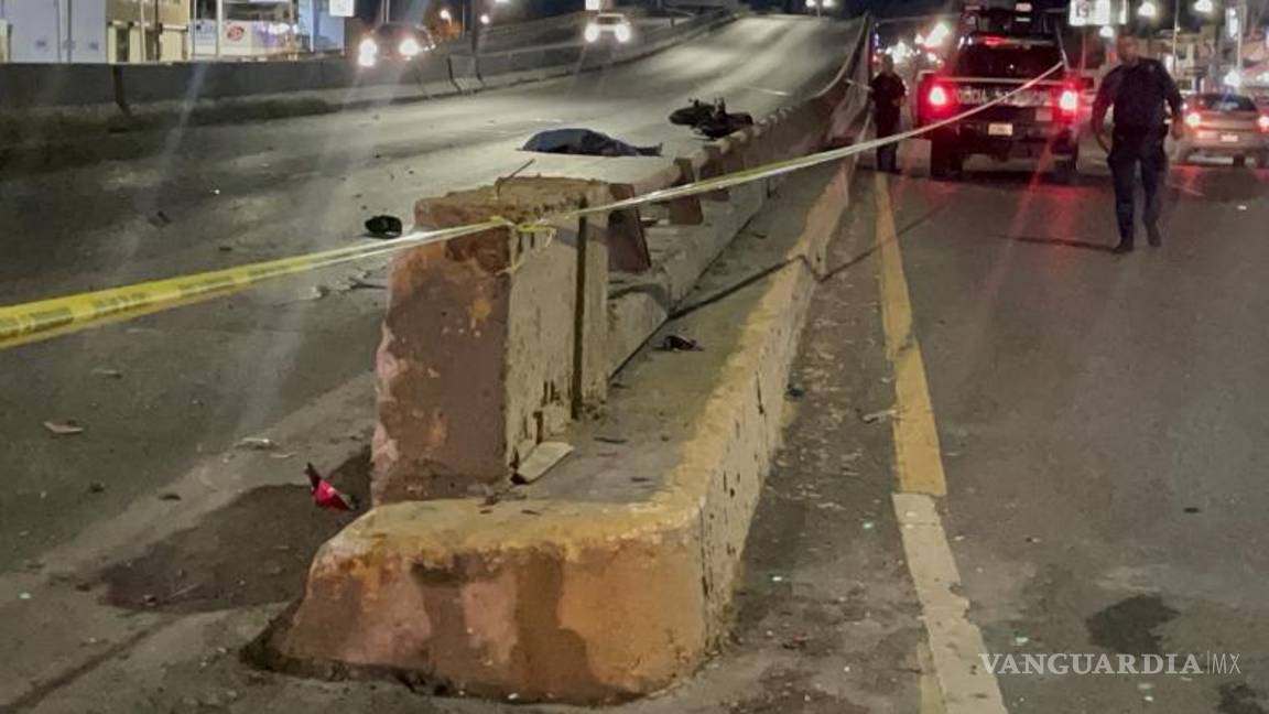 $!La motocicleta golpeó con la base del puente.