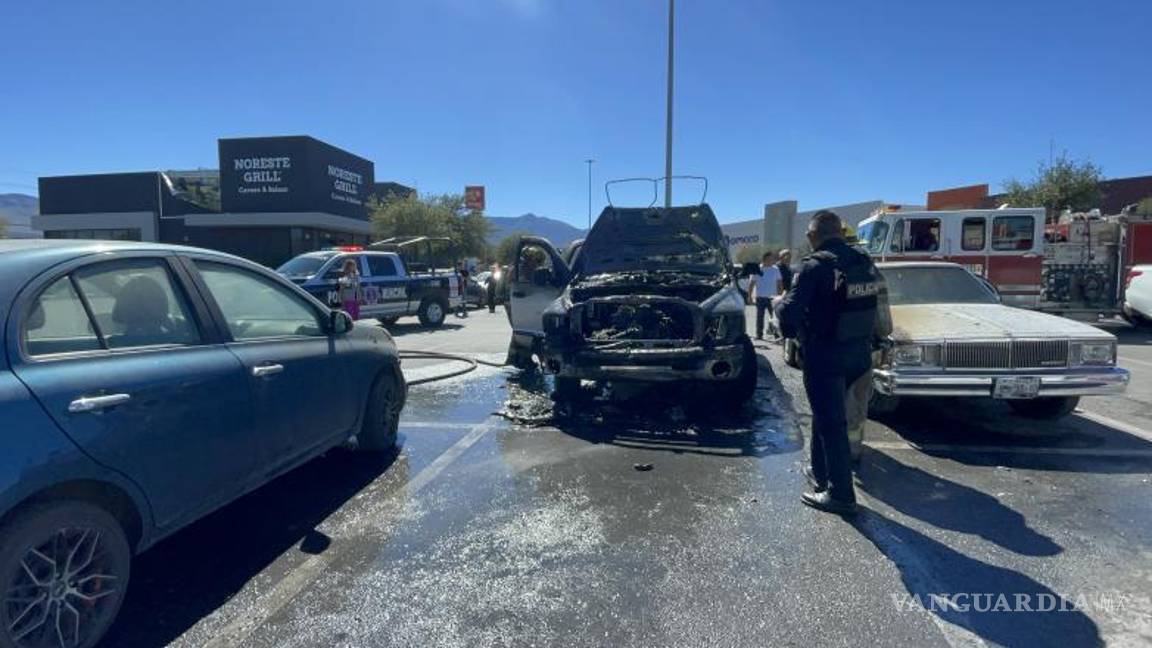 $!Tras controlar el incendio, los oficiales permanecieron en el lugar a la espera de los propietarios de los vehículos dañados para evaluar los daños.