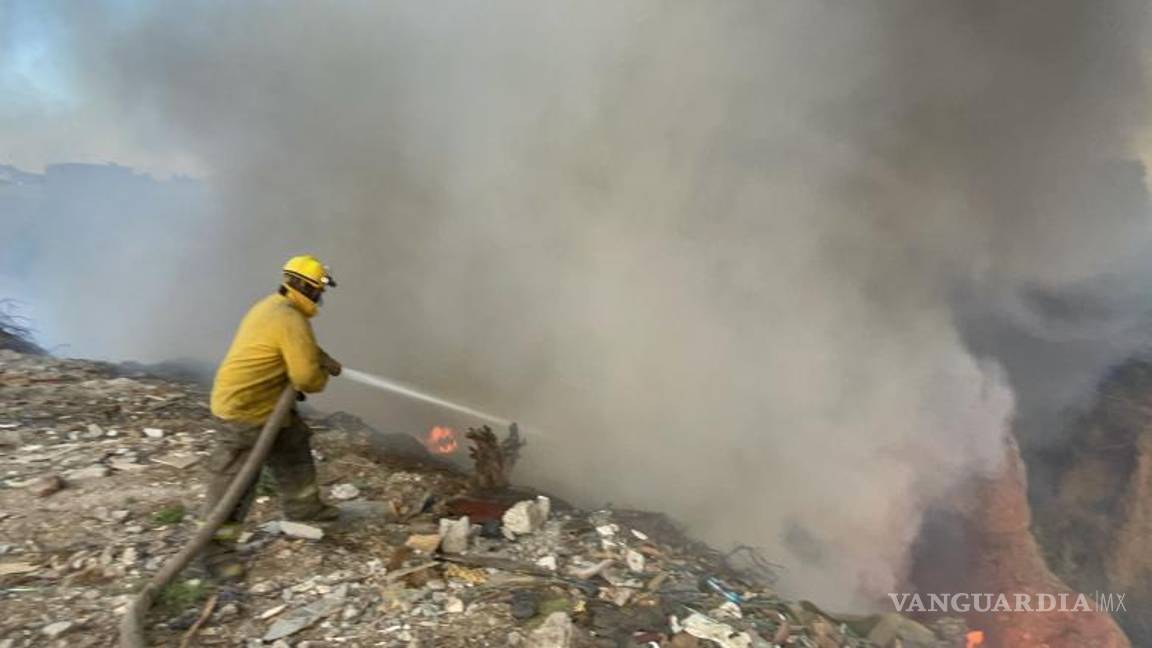 $!Residentes de la colonia Valle de las Aves colaboraron con las autoridades y recibieron recomendaciones para prevenir futuros incendios en la zona.