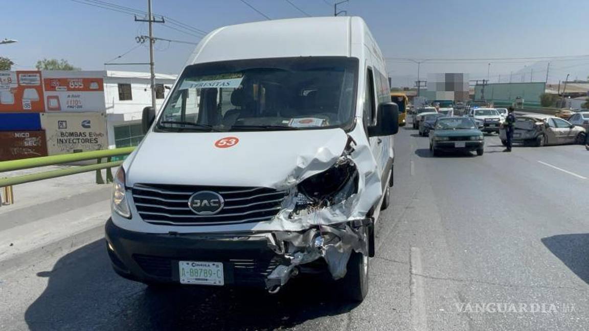 $!El camión de transporte de personal de la empresa Géminis fue parte del percance.
