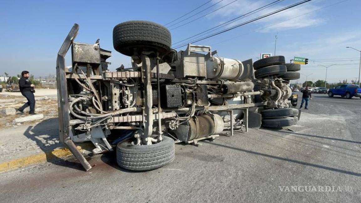 $!La grúa fue utilizada para levantar la revolvedora y trasladarla a un corralón mientras se investigan las causas del accidente.