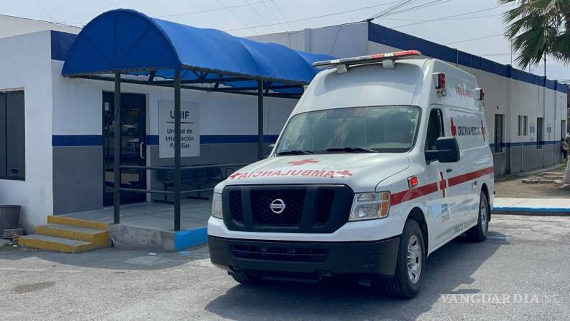 $!Paramédicos de la Cruz Roja brindaron primeros auxilios al hombre antes de trasladarlo al Hospital General.