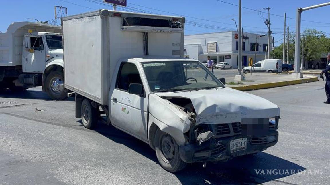 $!La camioneta Nissan Estaquitas involucrada en el choque, presentando daños en el frente tras el impacto.