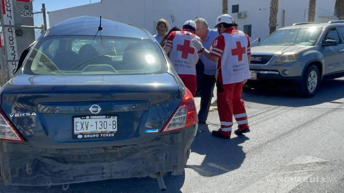$!Personal de Tránsito Municipal acudió para tomar conocimiento de lo ocurrido y paramédicos de la Cruz Roja también llegaron para atender a la joven.
