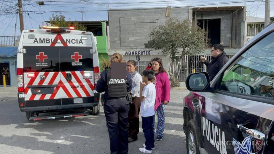 $!Paramédicos de la Cruz Roja brindaron atención médica a Miguel antes de su traslado a la Clínica 88 del IMSS.