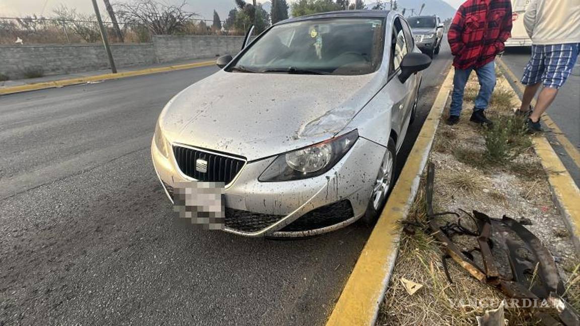 $!Un automóvil Seat Ibiza también resultó afectado al ser alcanzado por una de las unidades involucradas.