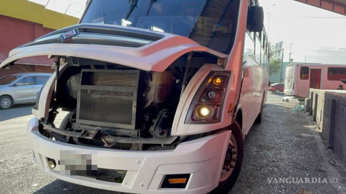 $!Las unidades de transporte de personal sufrieron daños en su estructura tras el impacto.