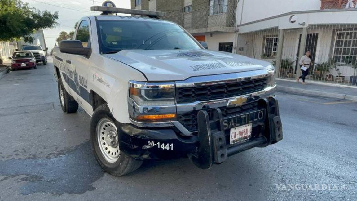 $!La unidad oficial se colocó delante del auto, y Eduardo al ser despertado y aparentemente todavía medio dormido y asustado por ver al oficial aceleró.