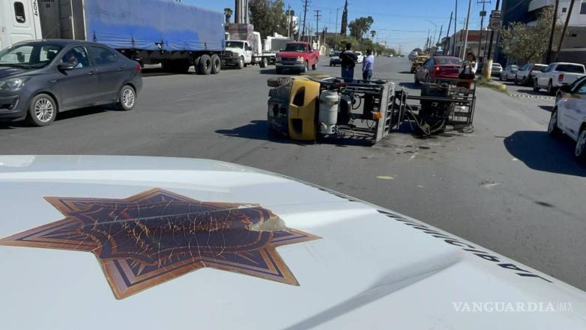 $!Policías municipales aseguraron el área tras la caída de un montacargas desde un camión de plataforma en la colonia Jardines del Valle.