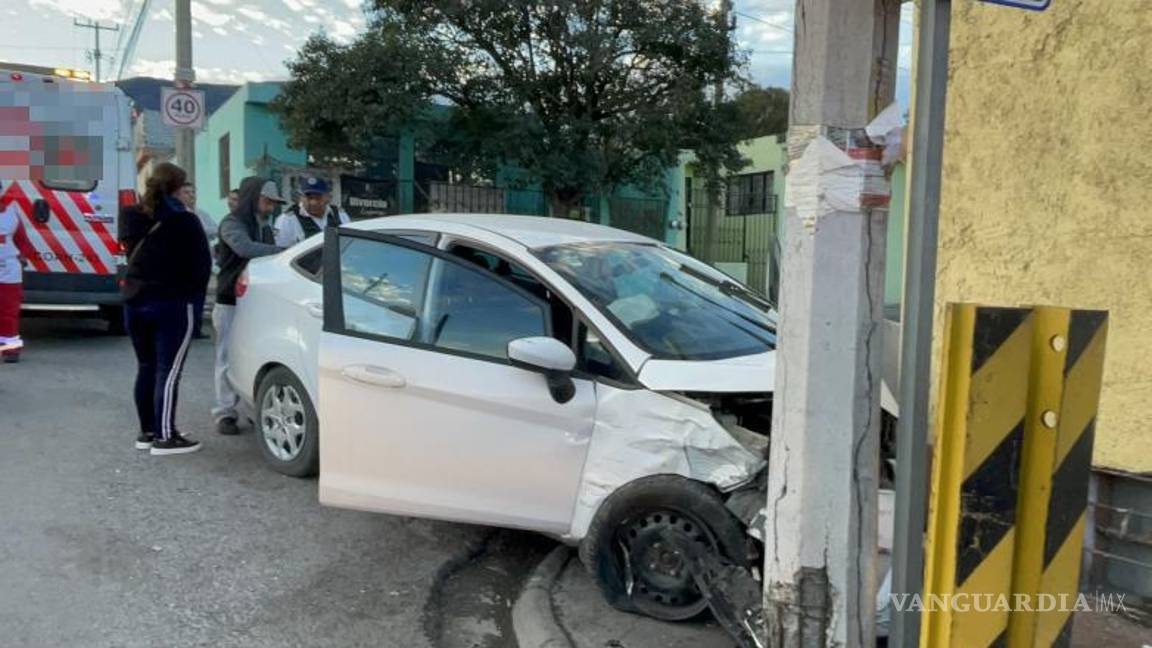 $!La Policía Municipal de Tránsito llegó rápidamente al lugar para tomar conocimiento del accidente y abanderar la vialidad.