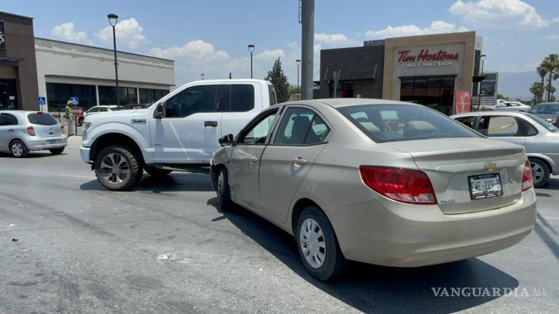 $!La camioneta Ford F-150, sufrió daños tras el impacto con el automóvil responsable.