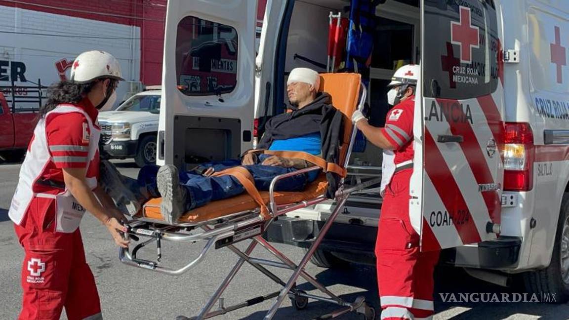 $!Los socorristas llegan al lugar del accidente para atender al ciclista herido.