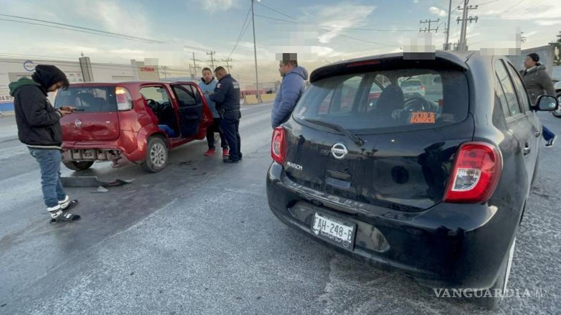 $!Las aseguradoras de los vehículos involucrados llegaron al lugar para llegar a un acuerdo por los daños y lesiones ocasionados.