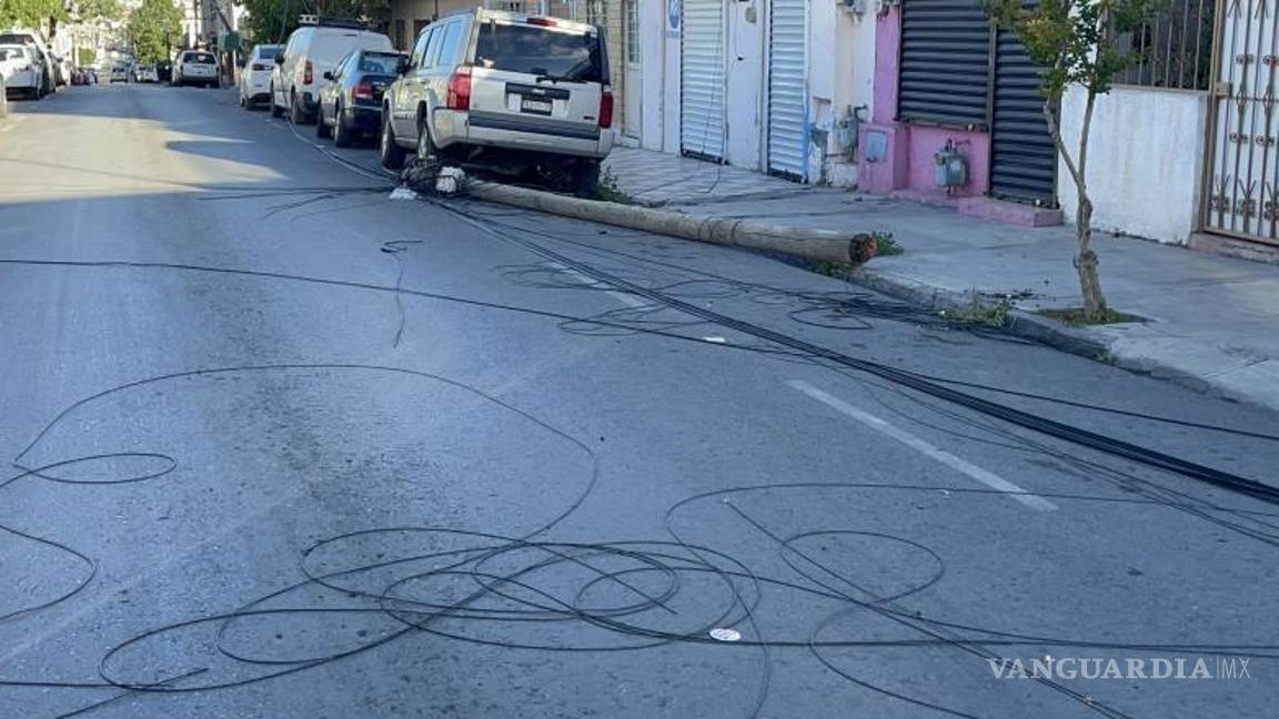 $!Vecinos del sector se quedaron sin luz e internet tras la caída de postes provocada por los fuertes vientos y el paso de camiones.