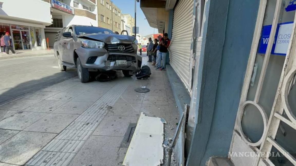 $!Tras el impacto, la camioneta Toyota Hillux salió proyectada hacia la izquierda contra un local comercial.
