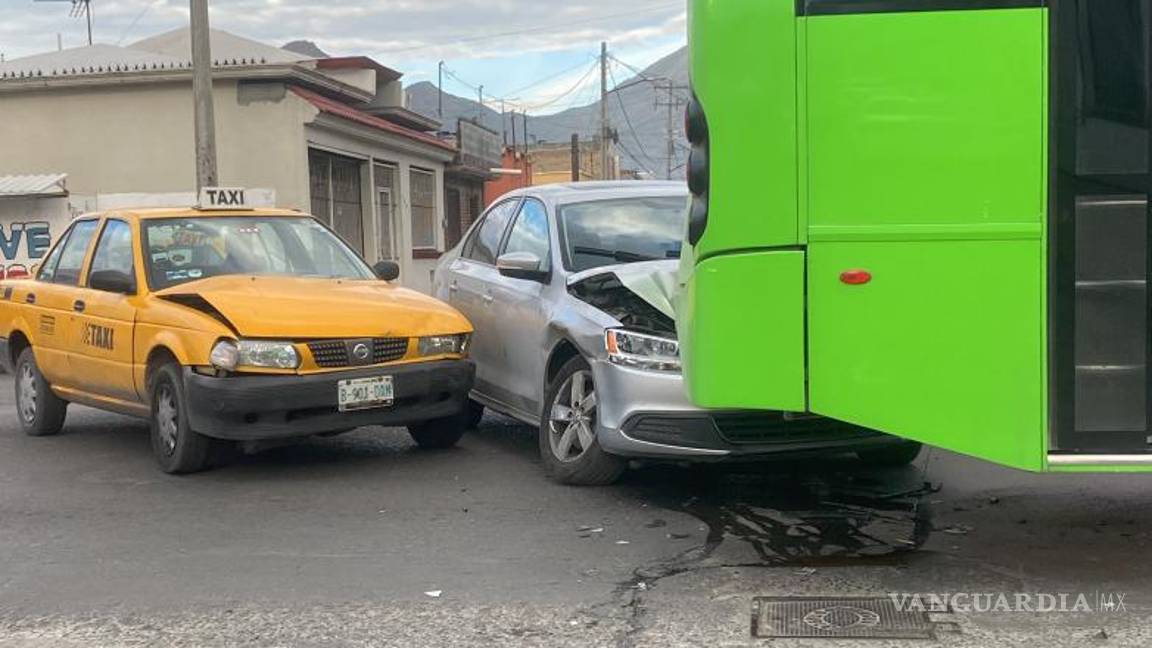 $!Los autos implicados en el accidente, un taxi y un Nissan Tsuru, muestran daños en la parte delantera.