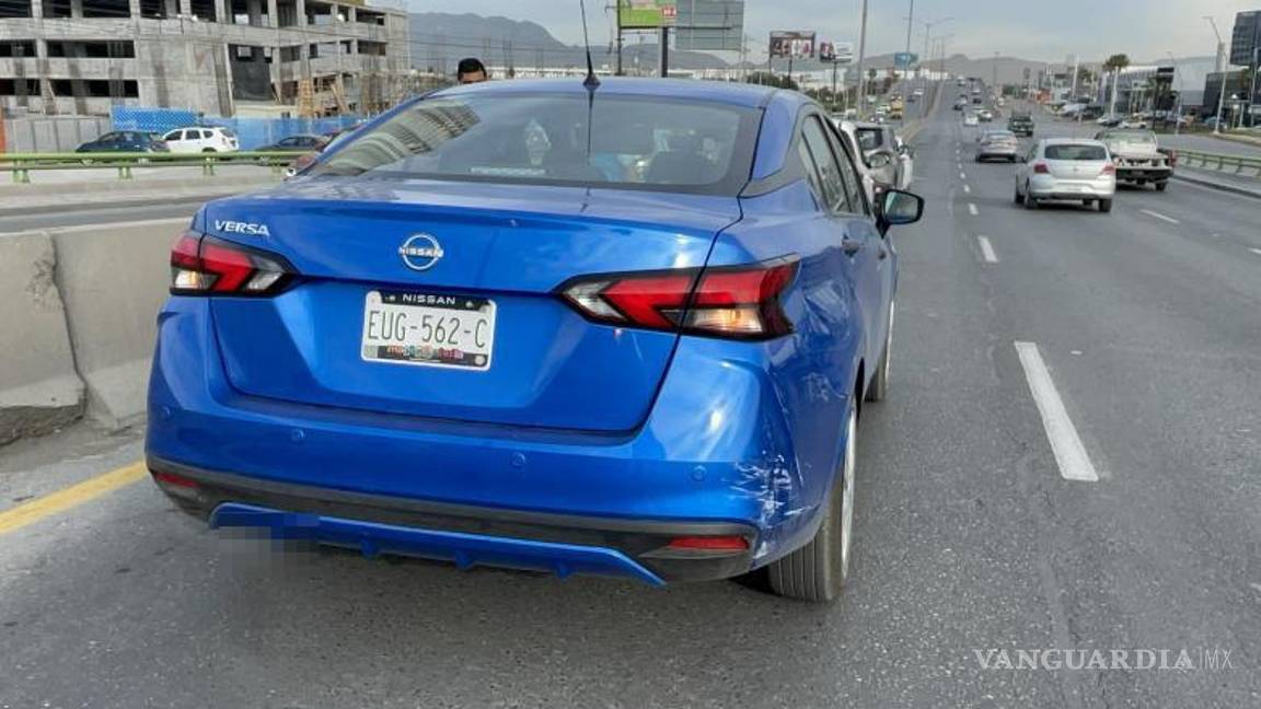 $!Los vehículos involucrados en el accidente permanecieron inmovilizados en el carril izquierdo del bulevar Nazario Ortiz Garza.