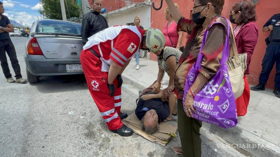 $!Autoridades y personal paramédico de la Cruz Roja atienden a Isidoro, un hombre de aproximadamente 60 años, luego de haber sido reportado como supuestamente sin vida.