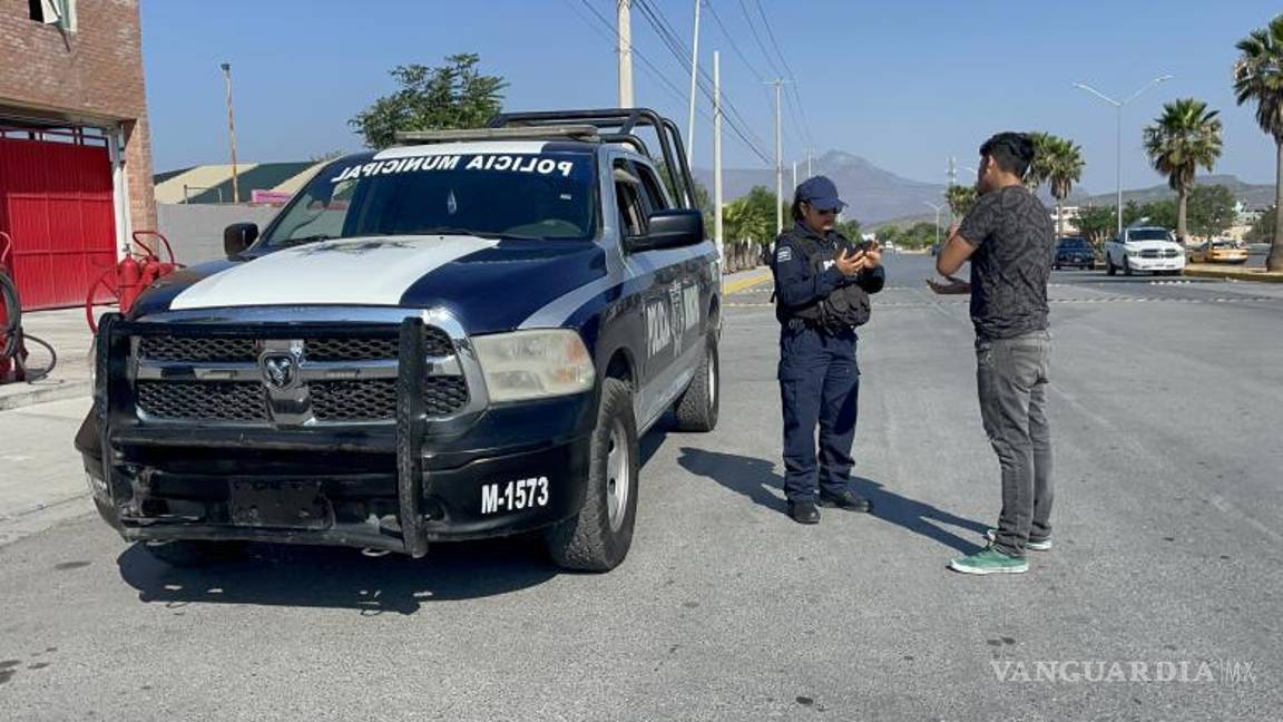 $!El hombre fue detenido y trasladado a las instalaciones municipales, donde rendirá la declaración sobre el incidente con su pareja.