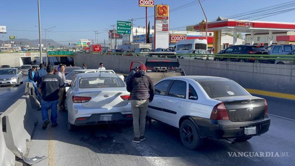 $!Grúas removieron los vehículos dañados para despejar la vía y restablecer la circulación.